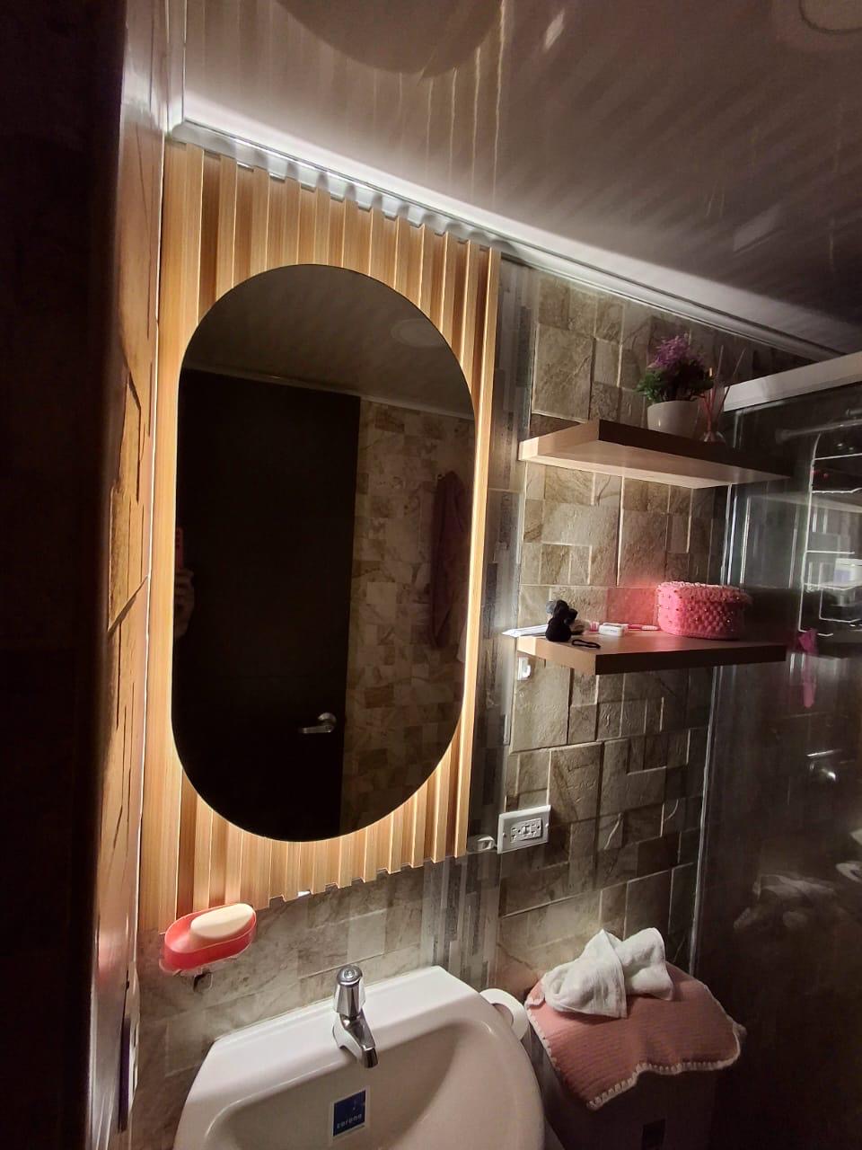 instalaciones de divisiones de baños y espejos