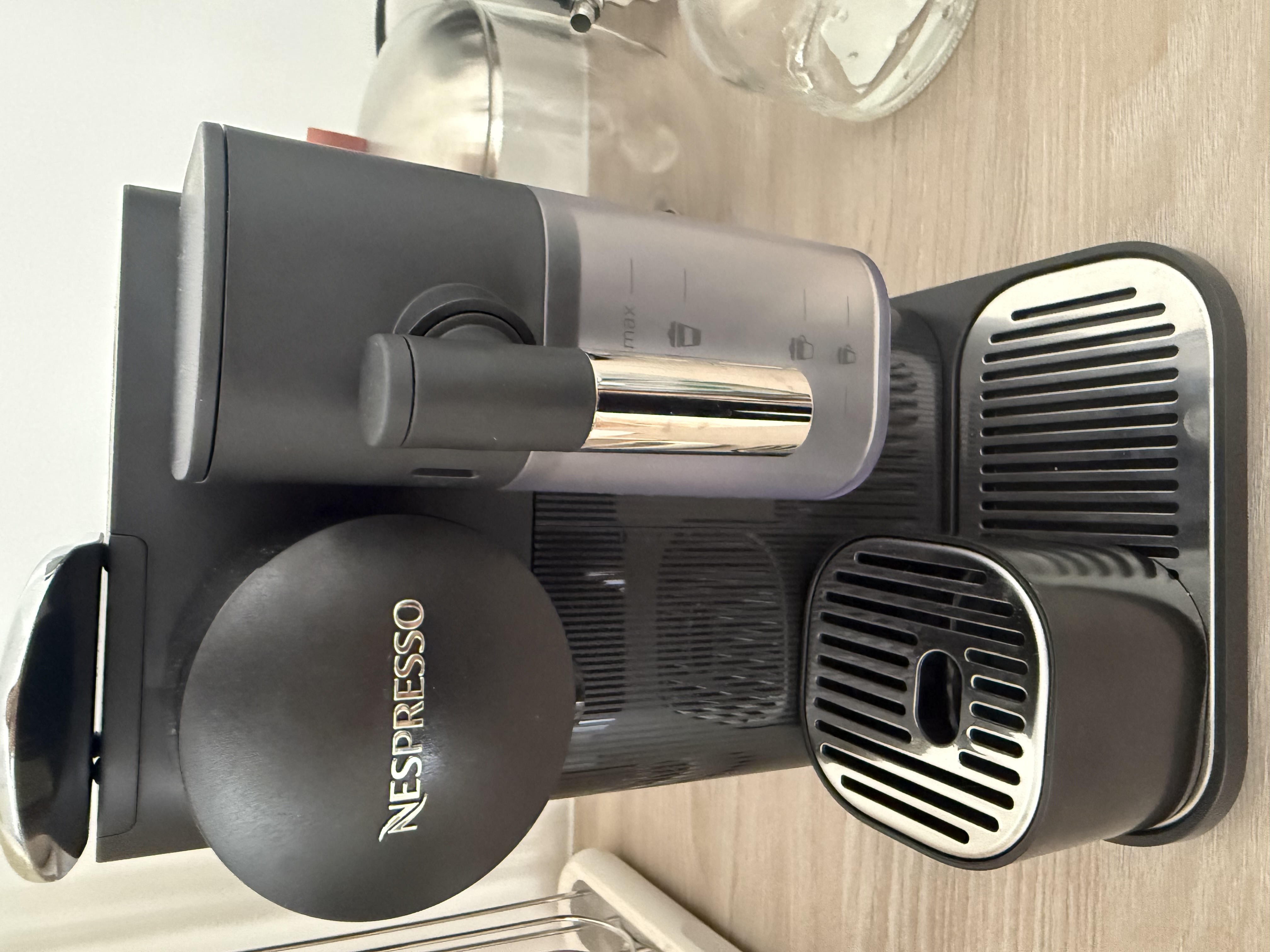 Cafetera Nespresso con Sistema de Leche – Excelent