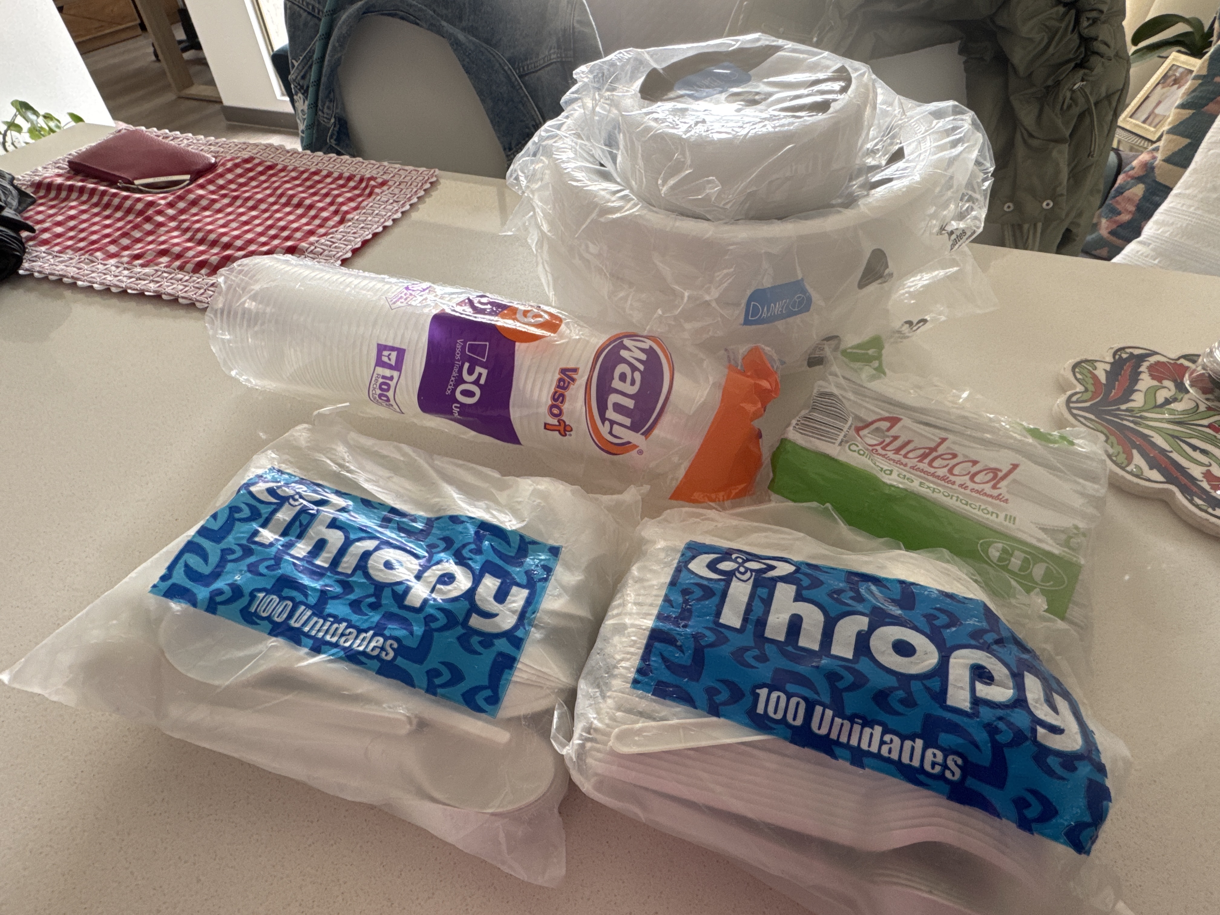 venta de platos y cubiertos desechables