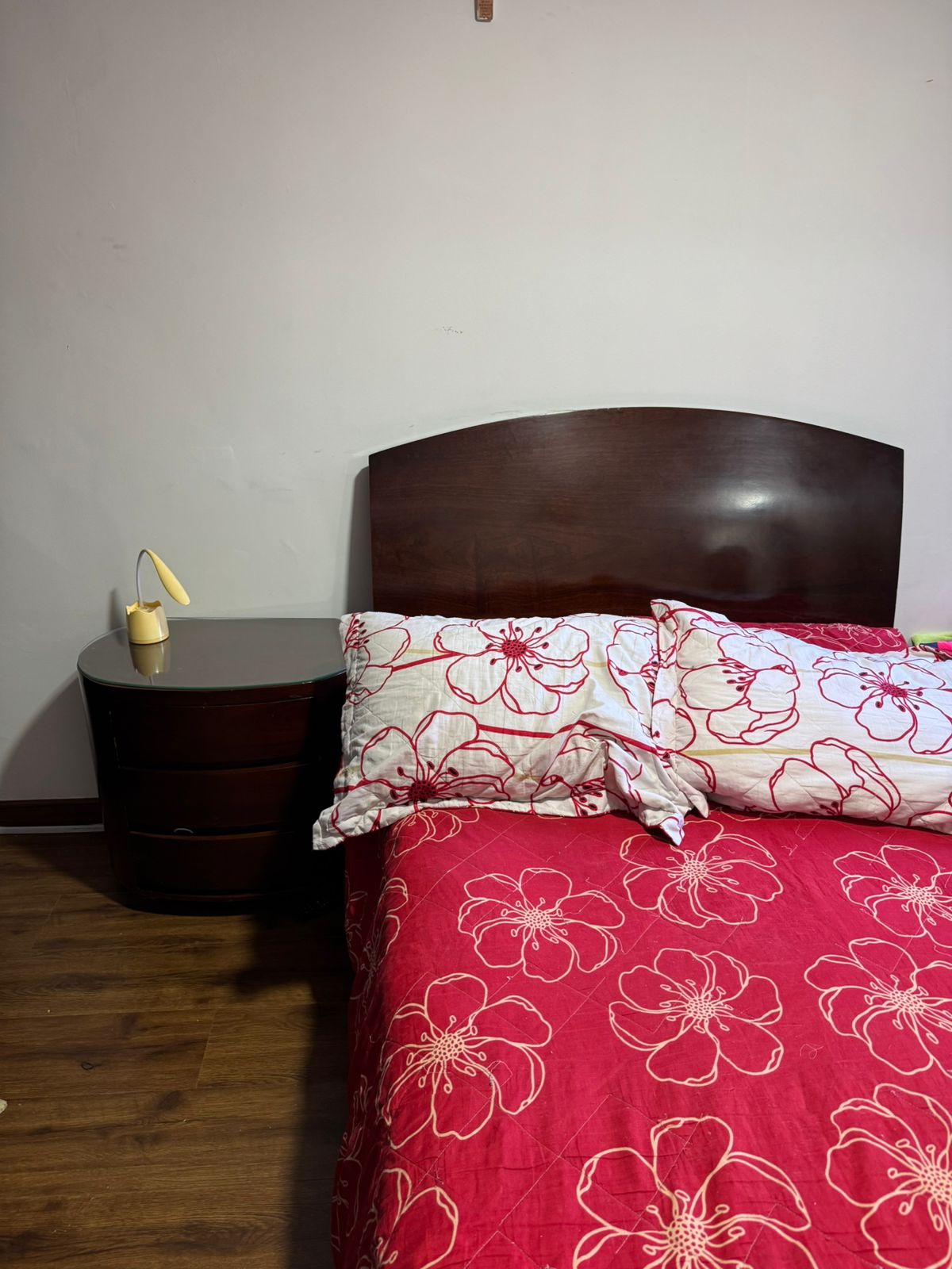 Cama semidoble + colchón + mesa de noche